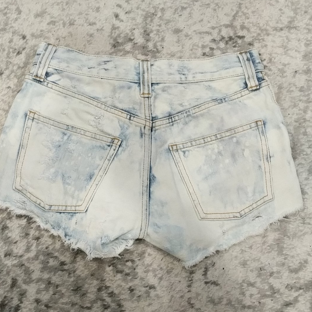 Aritzia Talula Acid wash jean shorts - Picture 2 of 3
